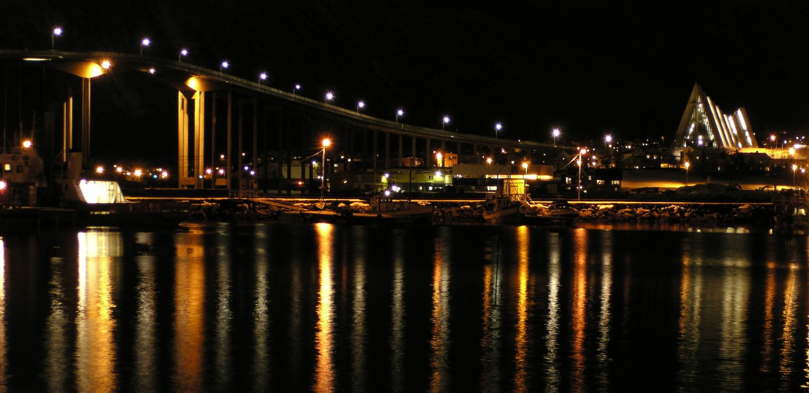 Picture of the city of Tromsø at night